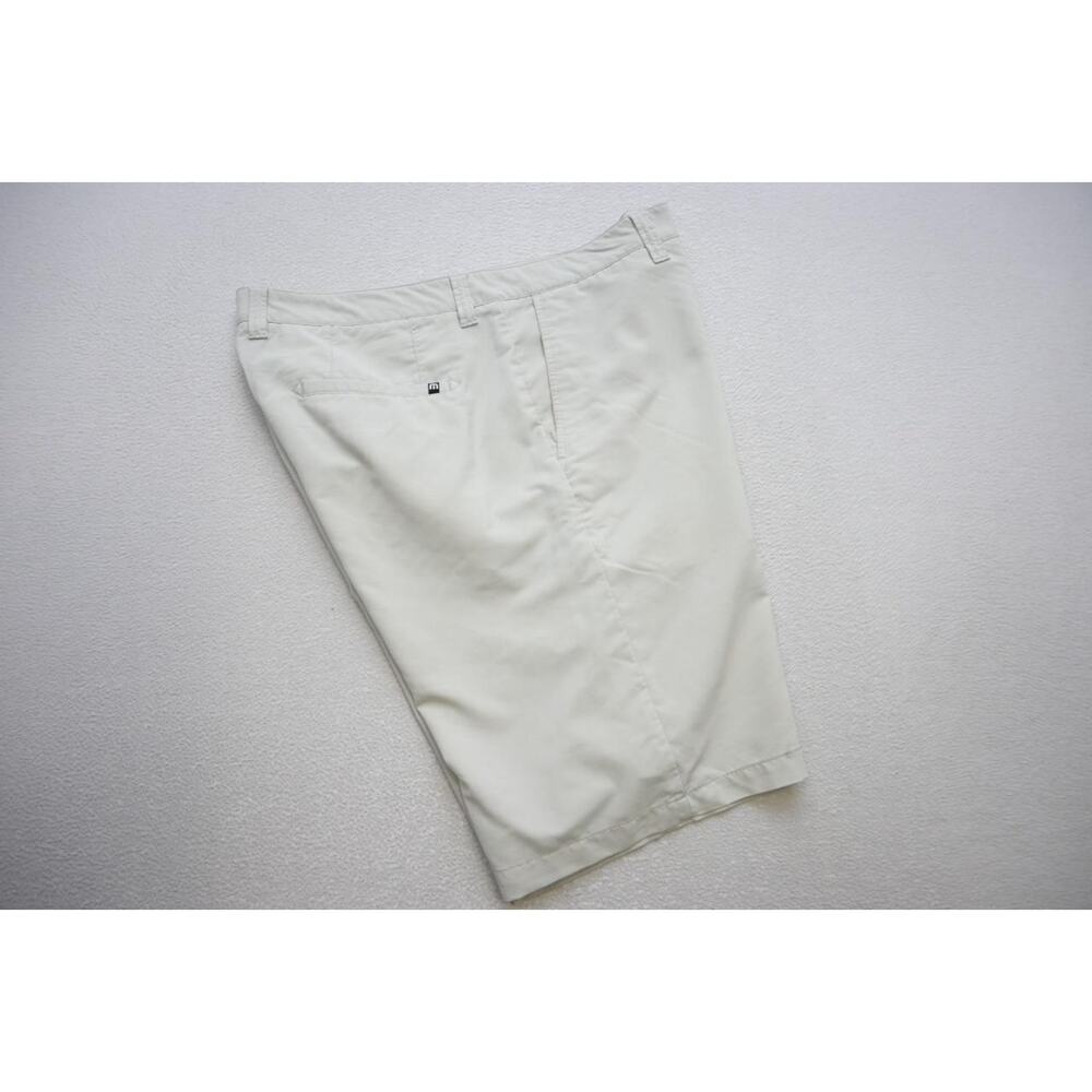 Travis Mathew Golf Shorts Beige Flat Dry Fitting Stretch Athletic Mens Size 38